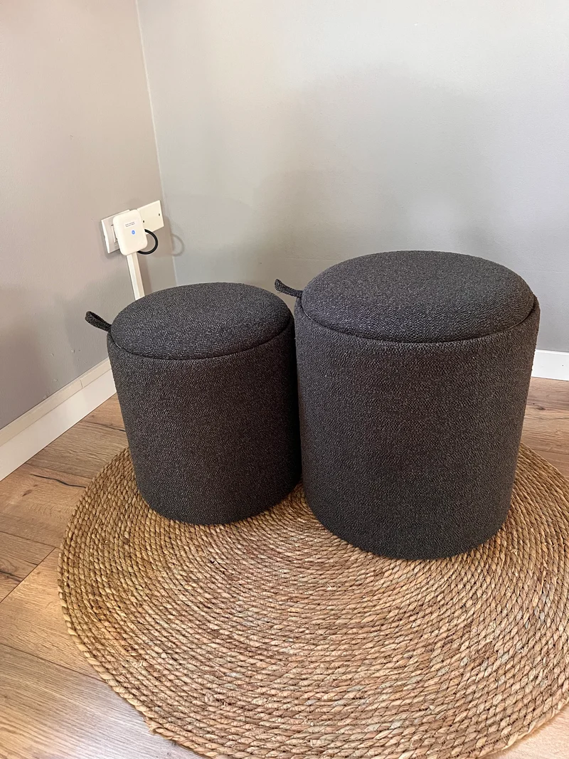 Duo - Set di due Pouf contenitori in tessuto con vassoio in legno