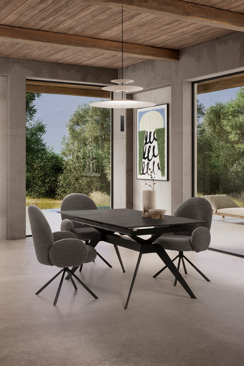 Poltrona girevole in tessuto e gambe in metallo nero Dario 49x46 h91 cm