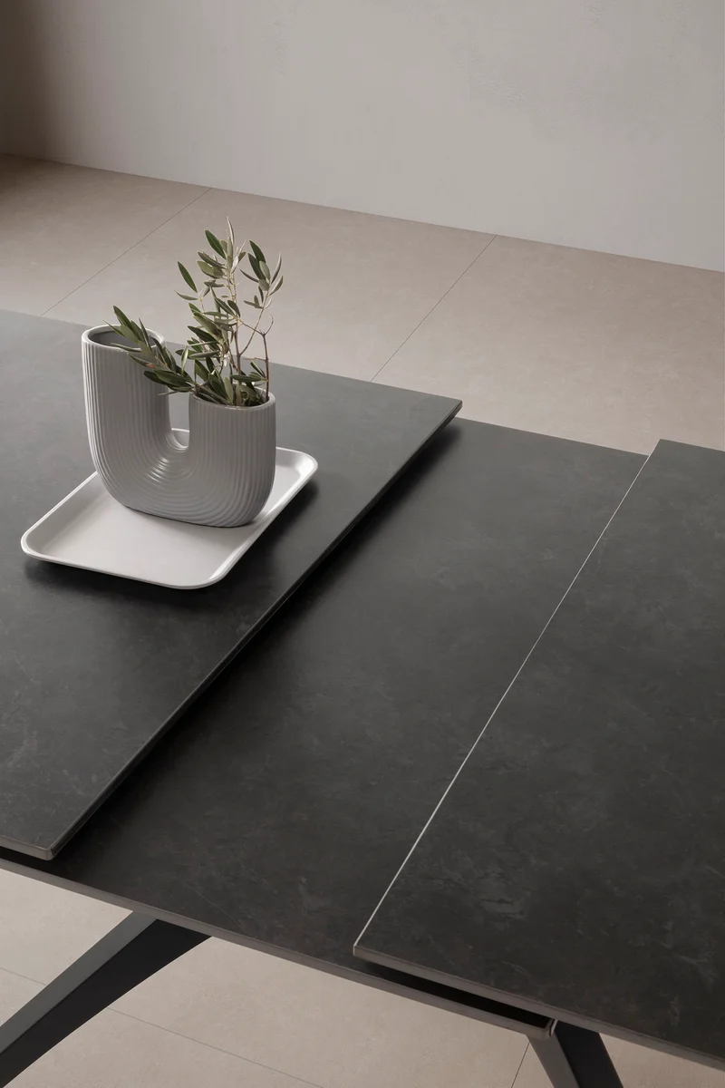 Tavolo allungabile da 4/8 persone in pietra nero Becca 150/200x76 cm