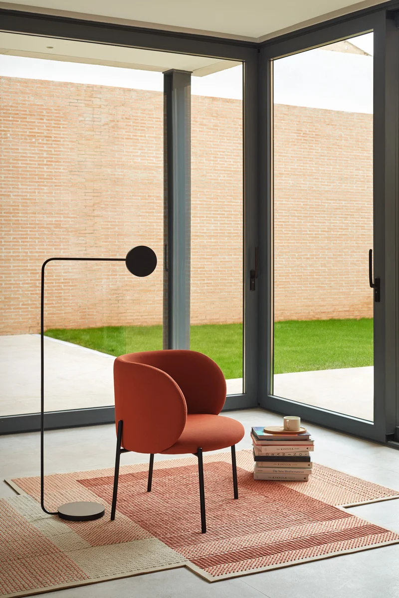 Poltrona in tessuto rosso struttura in metallo Mogi 66x74 h49