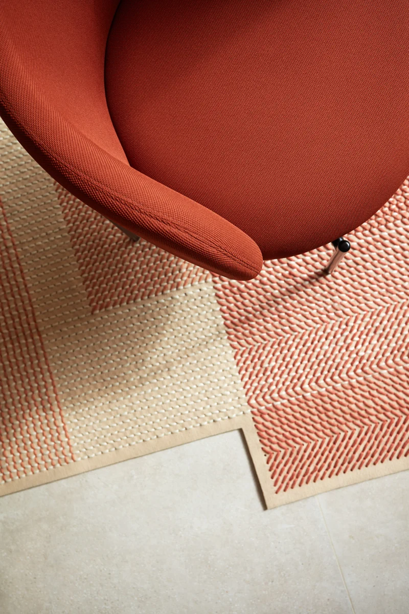 Poltrona in tessuto rosso struttura in metallo Mogi 66x74 h49