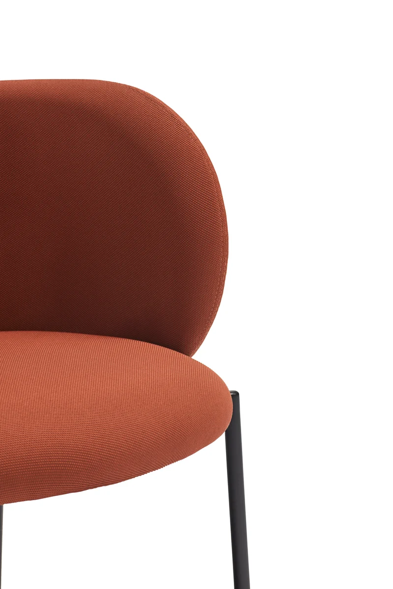Poltrona in tessuto rosso struttura in metallo Mogi 66x74 h49