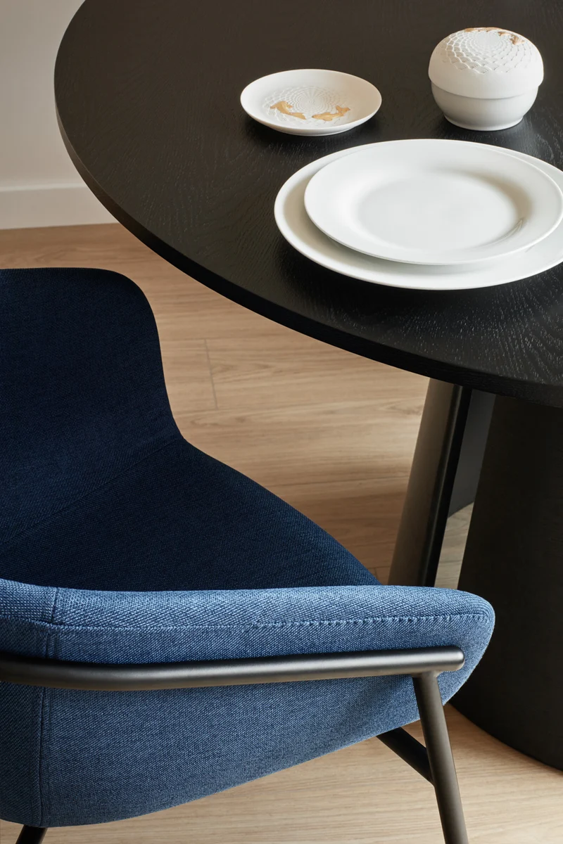 Tavolo tondo 4 posti in legno laccato nero Cep di Teulat Ø137 h75 cm