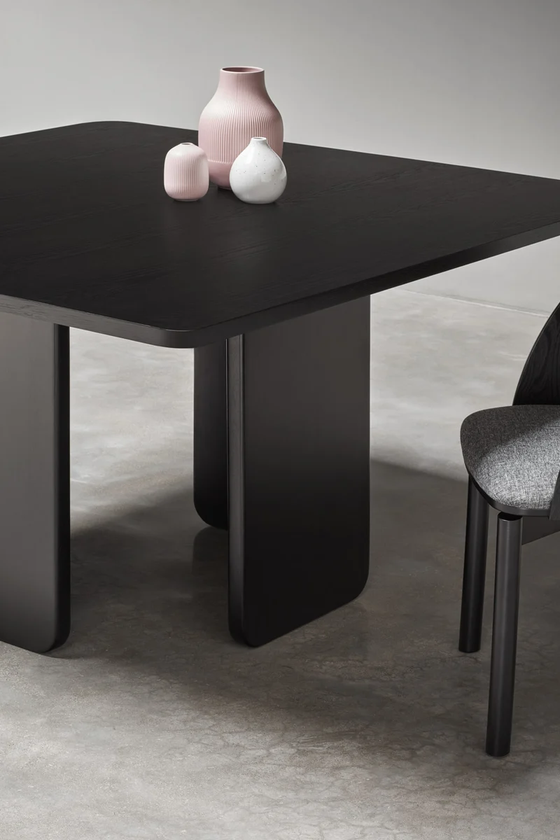 Tavolo 4 posti in legno frassino nero Arq di Teulat 137x137 cm