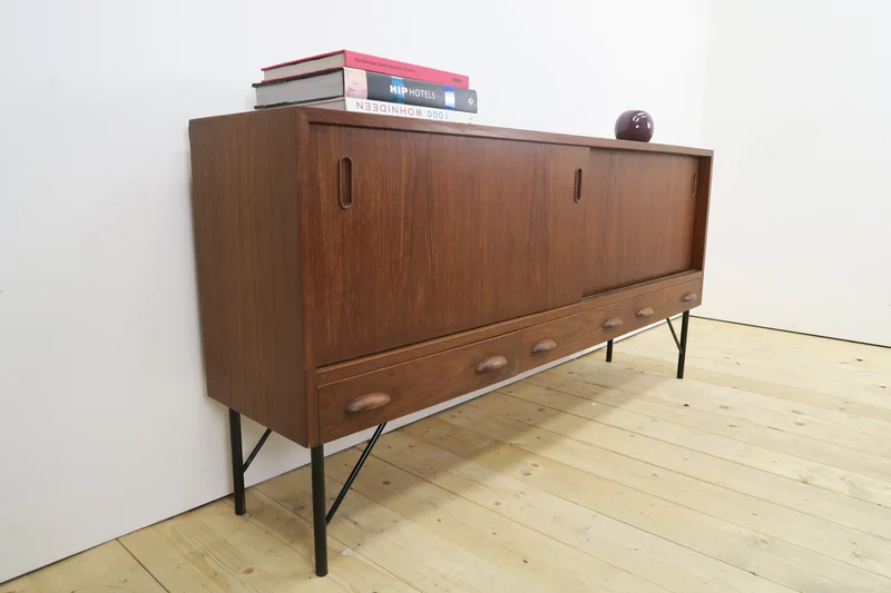 Sideboard in teak con ante scorrevoli e cassetti, anni ’60