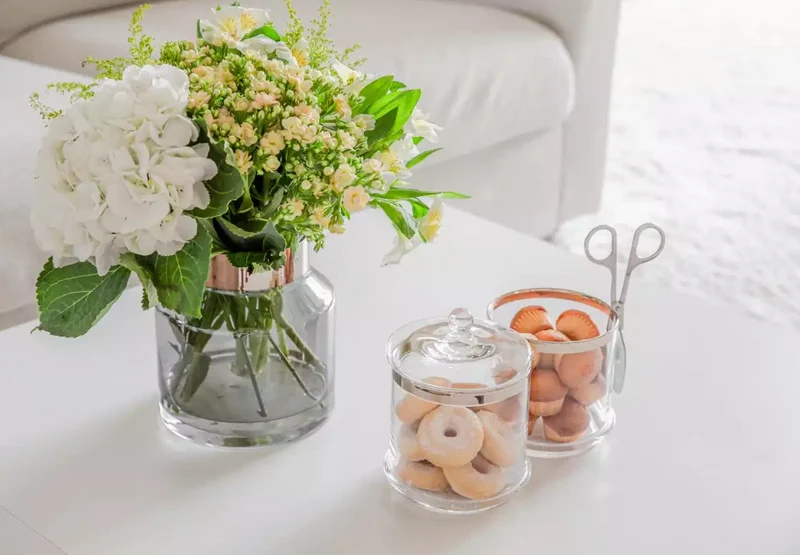 Edzard Vase Gabi (Höhe 19 cm, Ø 17 cm), dunkles mundgeblasenes Kristallglas mit Platinrand