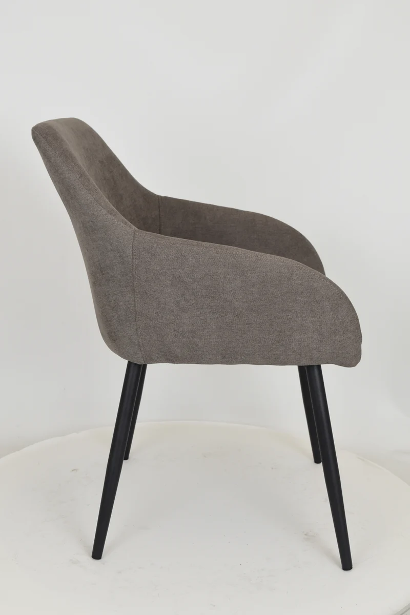 Sedia outlet modello 93 imbottita in tessuto color grigio cemento
