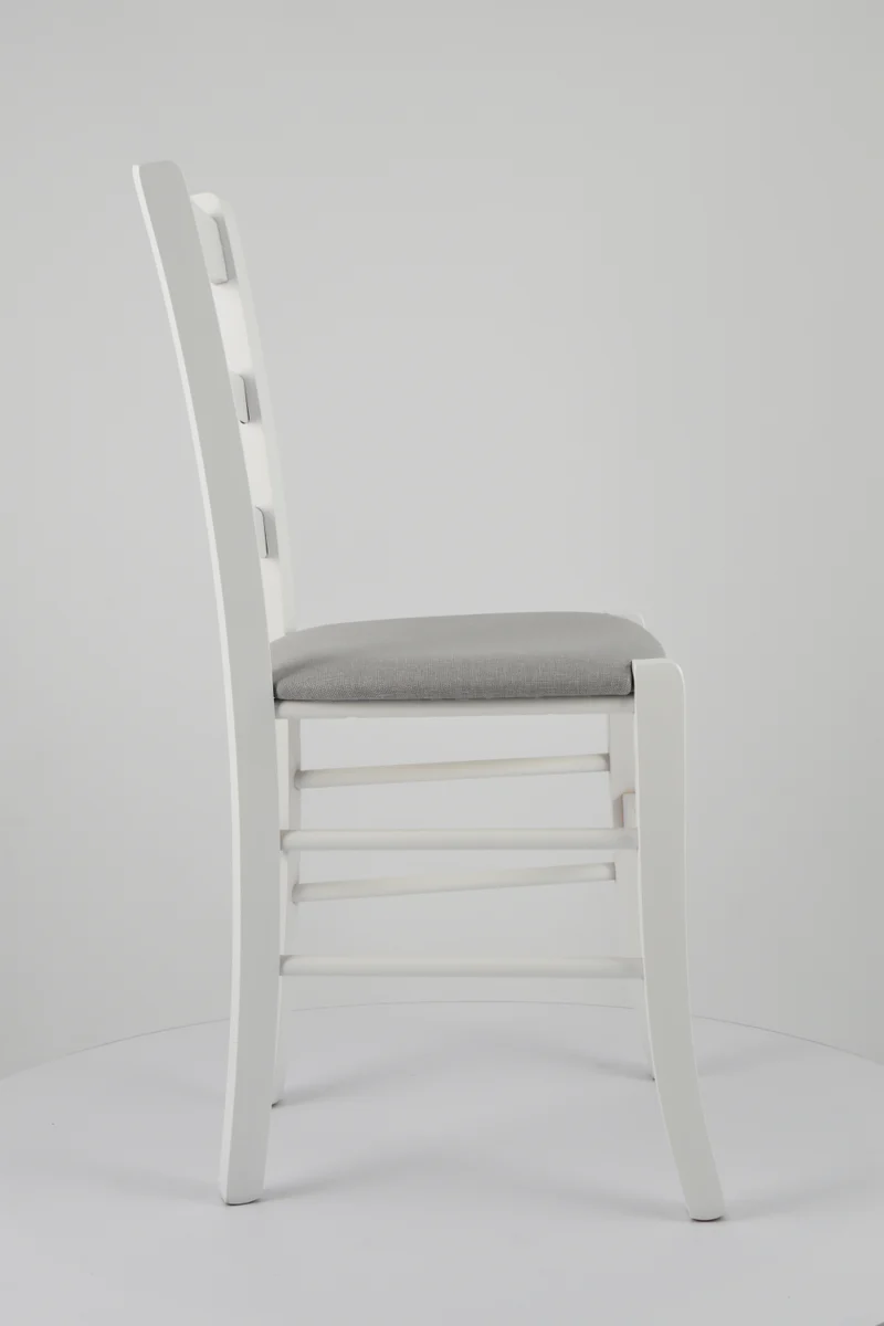 Sedia outlet modello 40 colore laccato bianco seduta imbottita in tessuto grigio perla