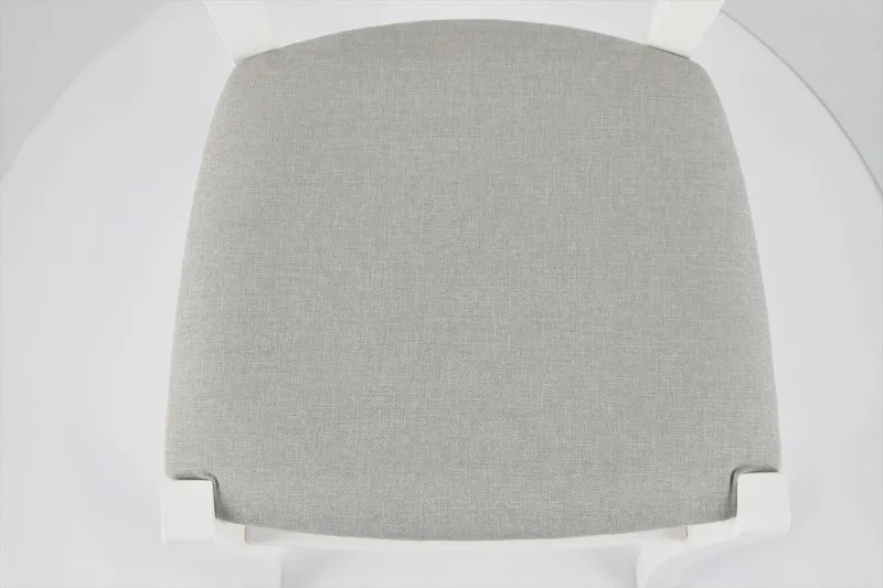 Sedia outlet modello 40 colore laccato bianco seduta imbottita in tessuto grigio perla