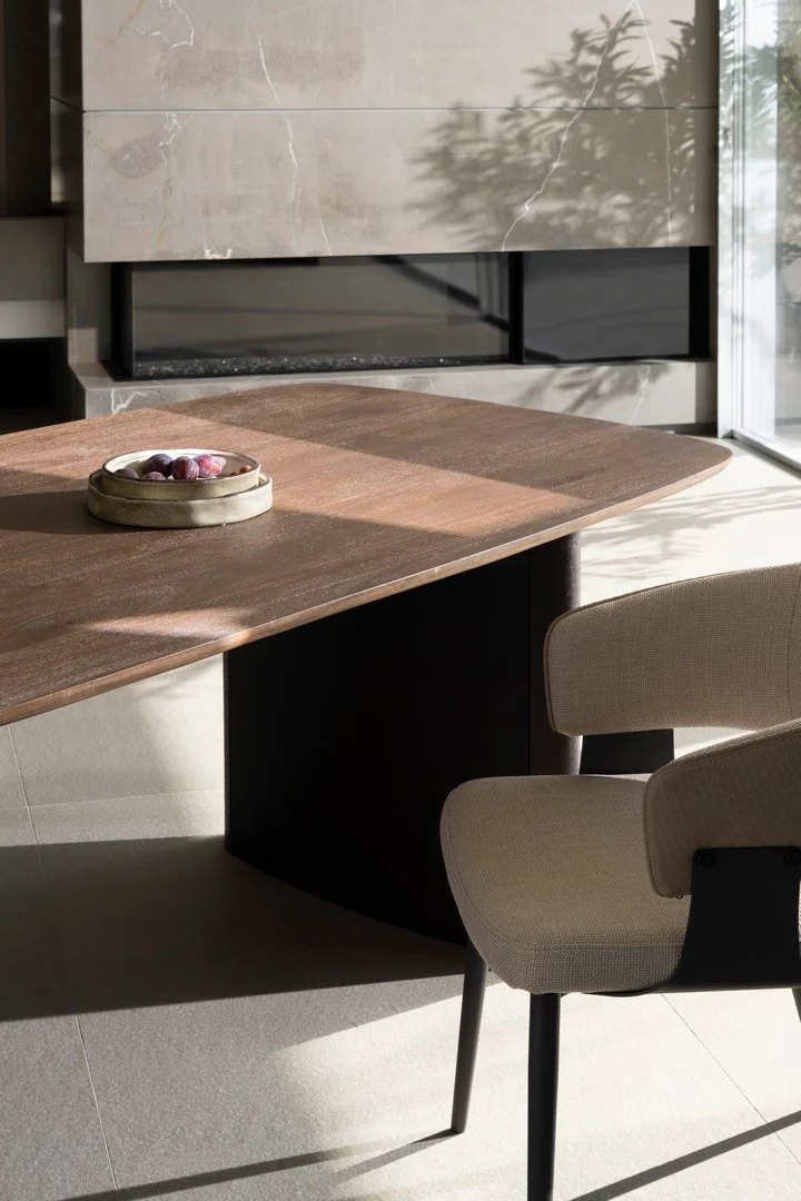 Tavolo in legno di mango con base in acciaio effetto materico 220x100 cm
