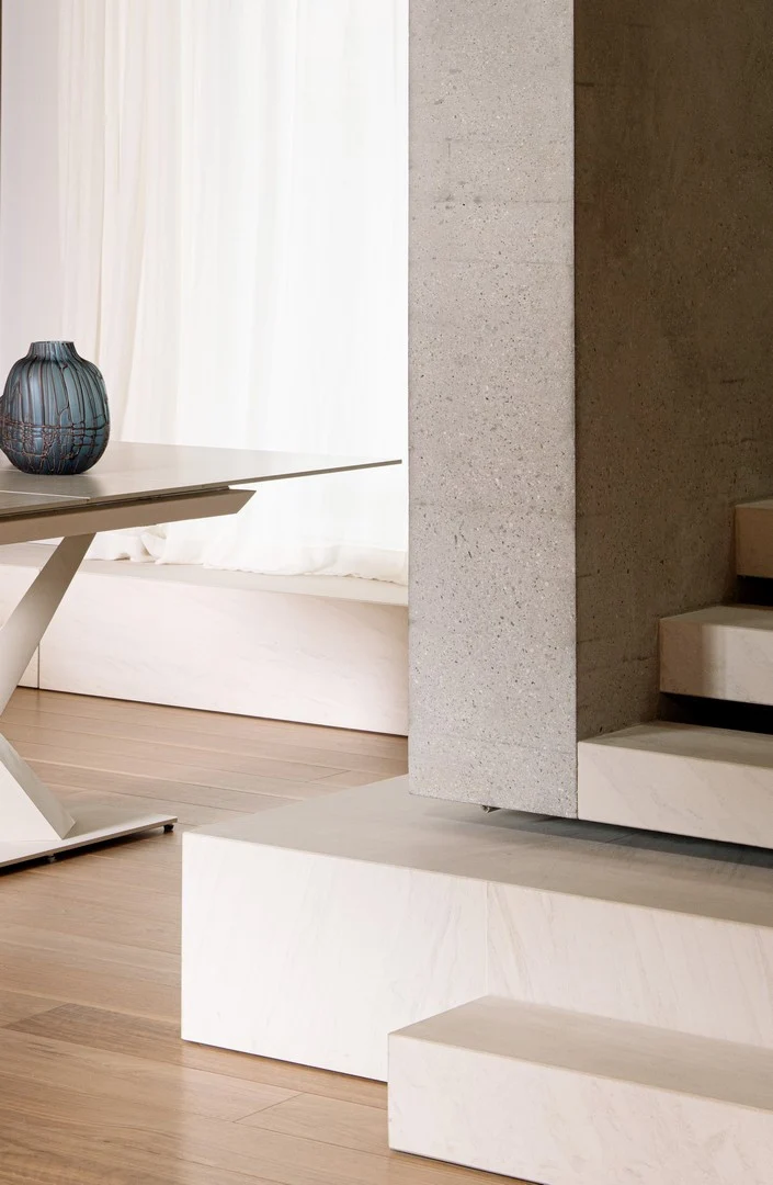 Tavolo allungabile in gres porcellanato effetto marmo 160-200x90 cm