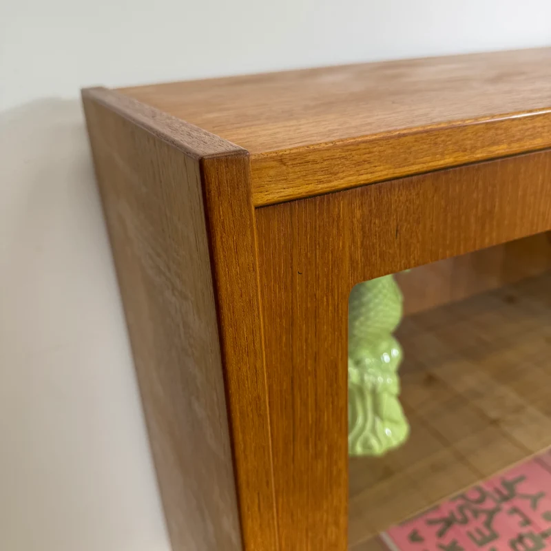 Sideboard in teak con ante scorrevoli in vetro, Danimarca 1960