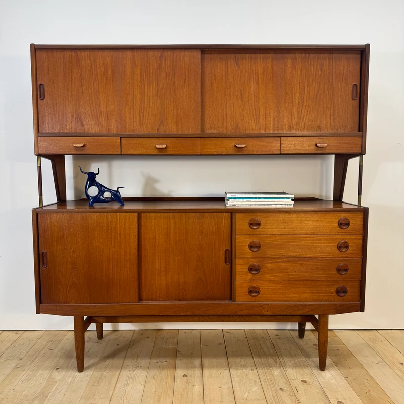 Highboard in teak con ante scorrevoli e cassetti, Danimarca 1960