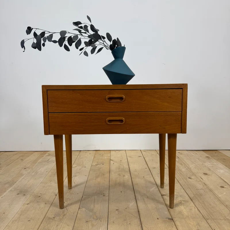 Comodino danese in teak con due cassetti, 1960