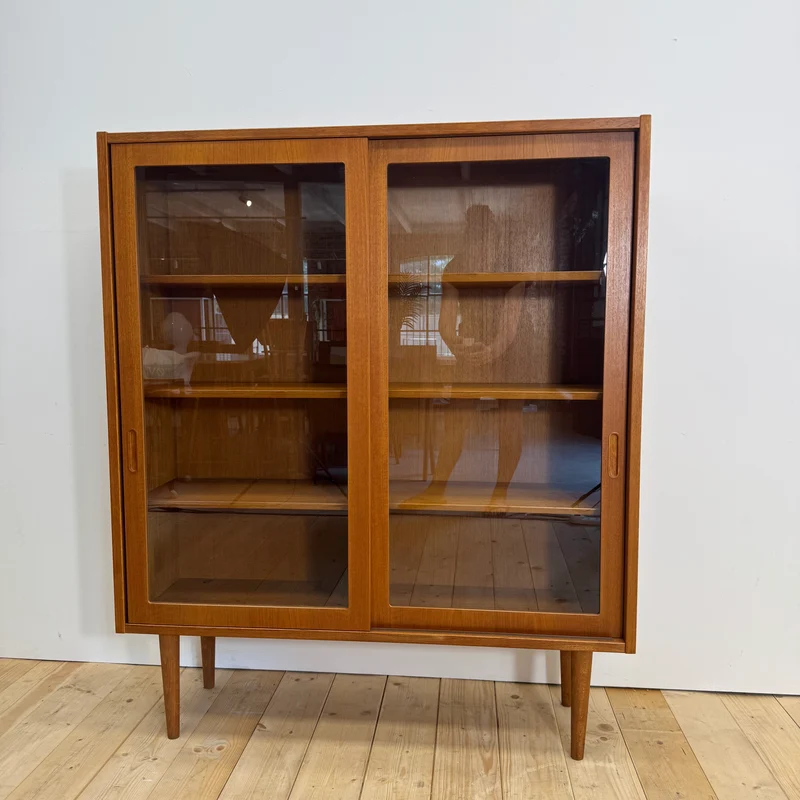 Mobile in teak con ante scorrevoli in vetro, Danimarca 1960