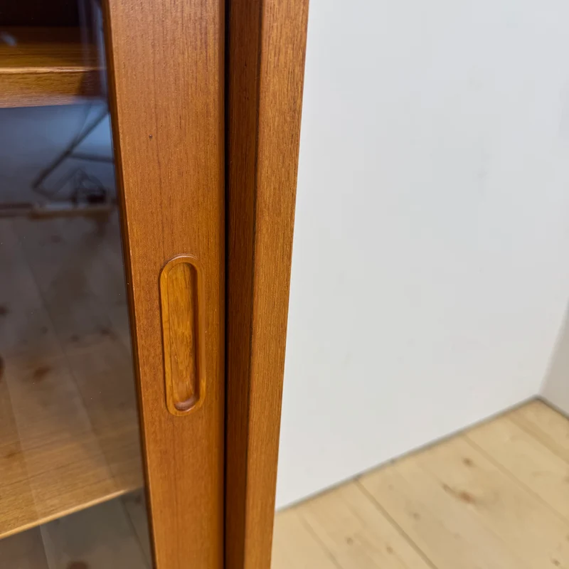 Mobile in teak con ante scorrevoli in vetro, Danimarca 1960
