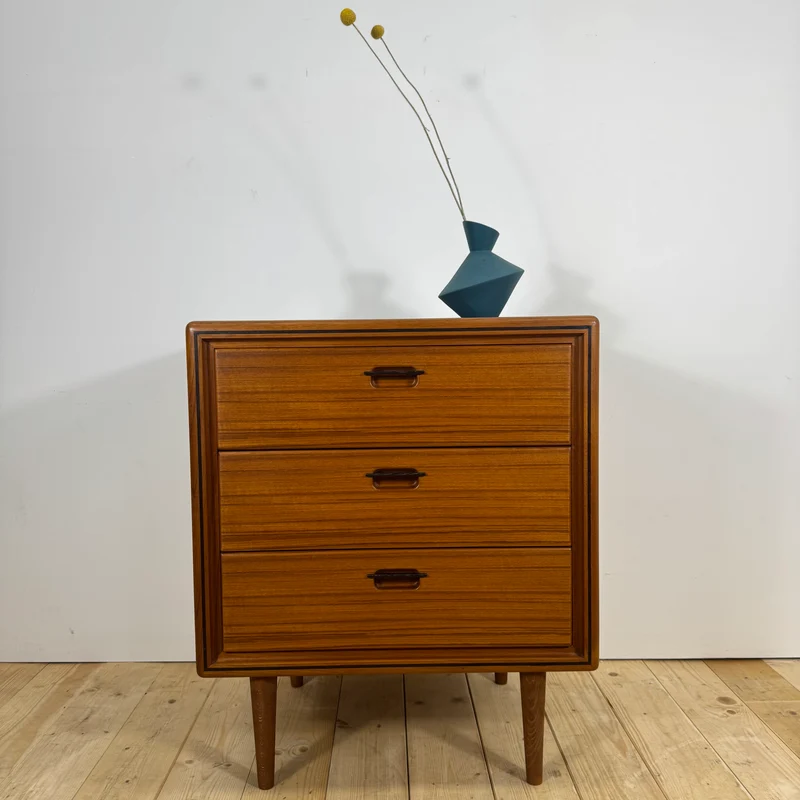 Piccola cassettiera in teak a tre cassetti, Danimarca 1960