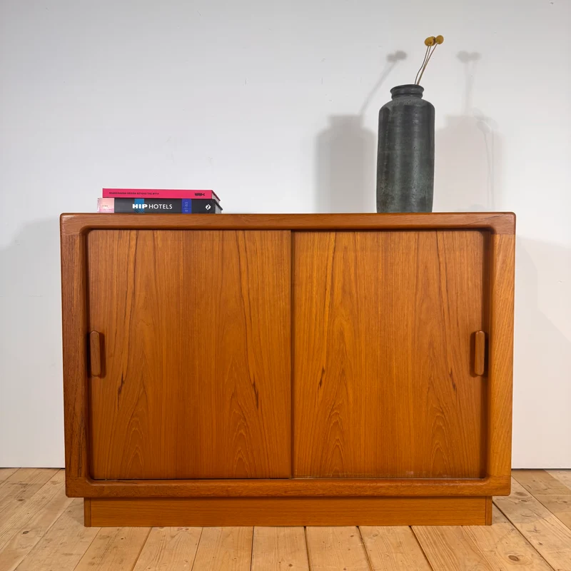 Credenza danese in teak con ante scorrevoli, anni ’60
