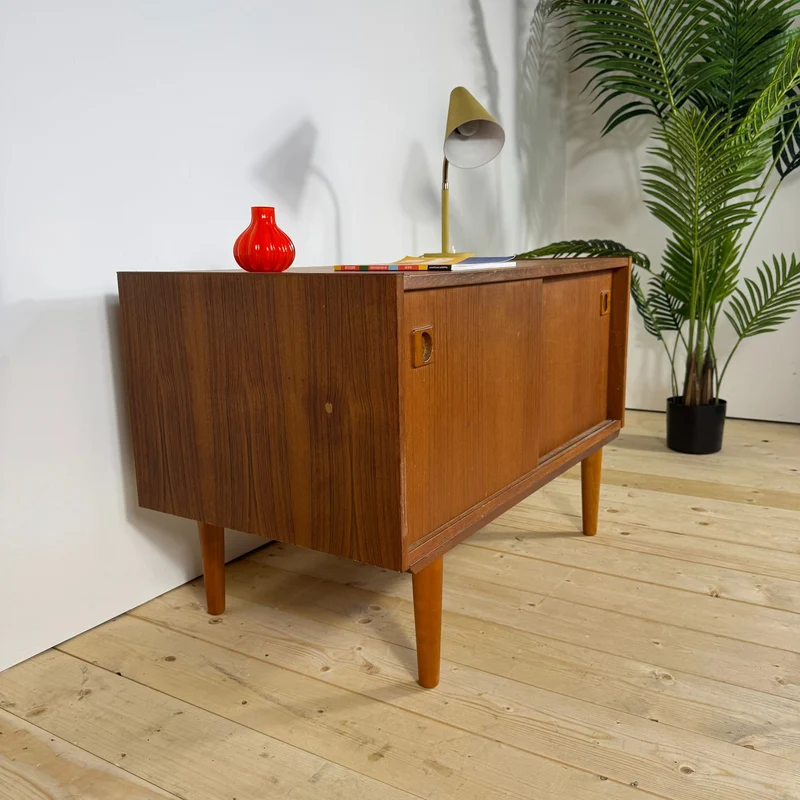 Piccola Sideboard Danese in Teak con Ante Scorrevoli – Anni ’60