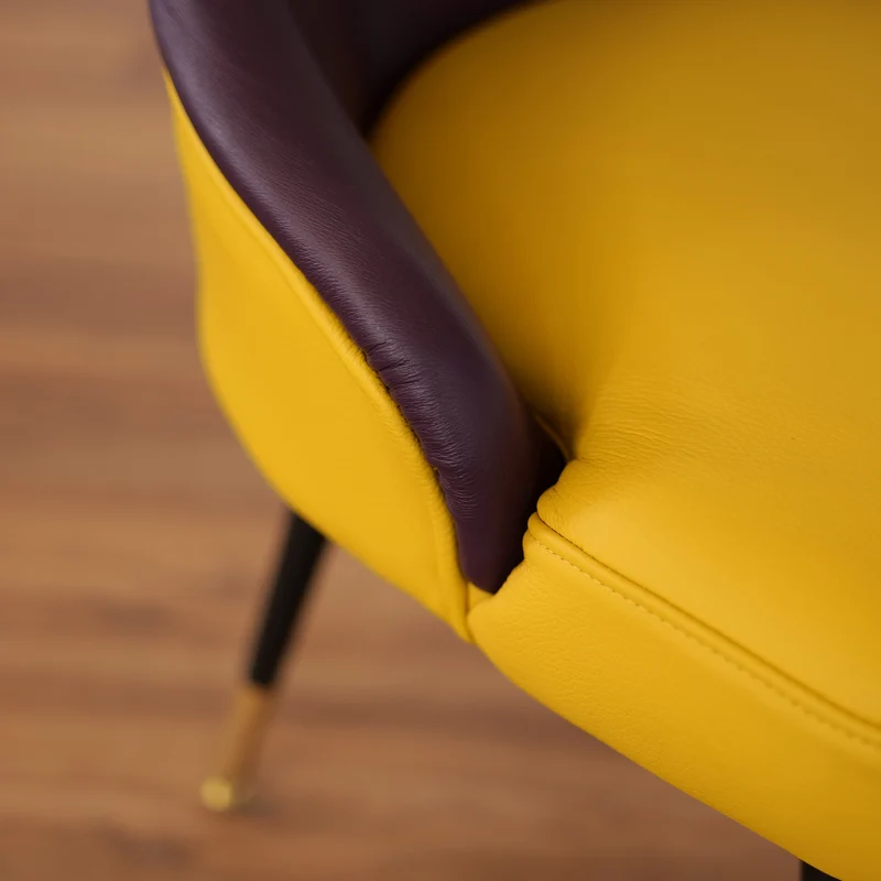 Sedia Cosmo in Pelle Primo Fiore Premium - Gambe Coniche Acciaio - Design Iconico