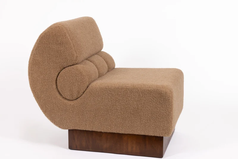 Lounge Chair italiana in noce e bouclé di cachemire Schumacher, 1970