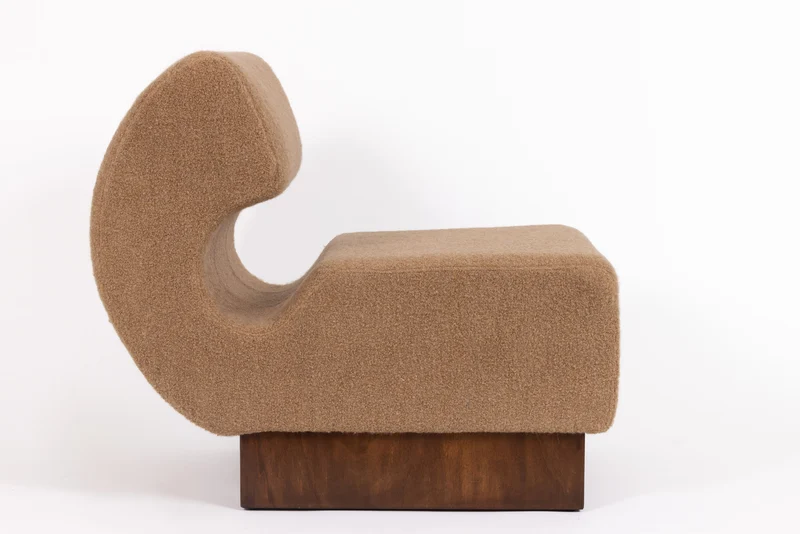 Lounge Chair italiana in noce e bouclé di cachemire Schumacher, 1970