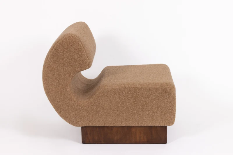Lounge Chair italiana in noce e bouclé di cachemire Schumacher, 1970