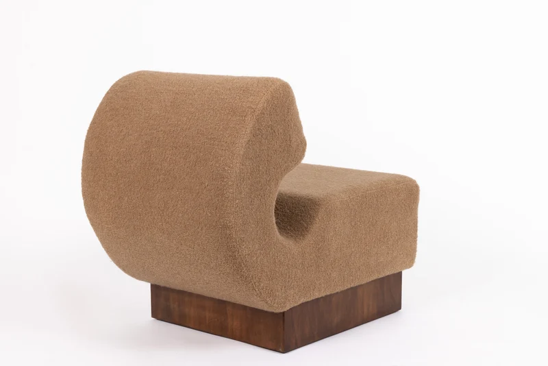 Lounge Chair italiana in noce e bouclé di cachemire Schumacher, 1970