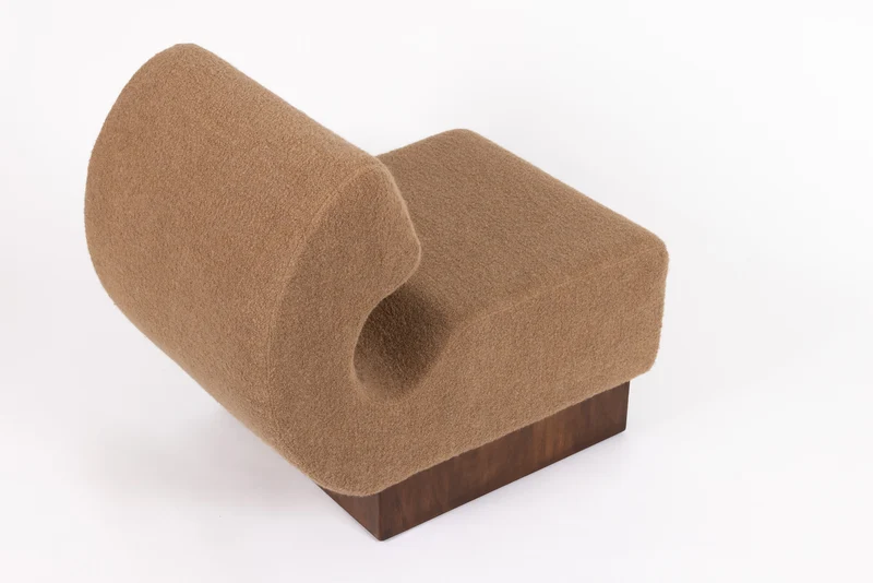 Lounge Chair italiana in noce e bouclé di cachemire Schumacher, 1970