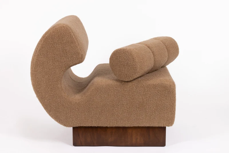 Lounge Chair italiana in noce e bouclé di cachemire Schumacher, 1970