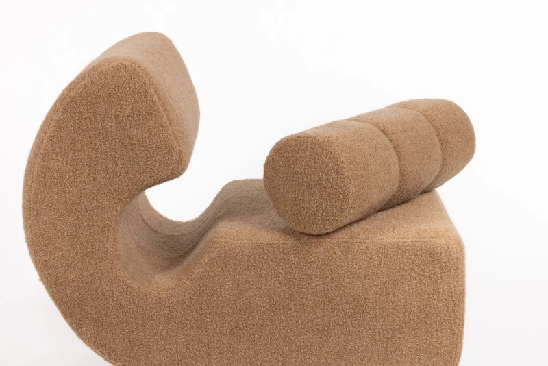 Lounge Chair italiana in noce e bouclé di cachemire Schumacher, 1970