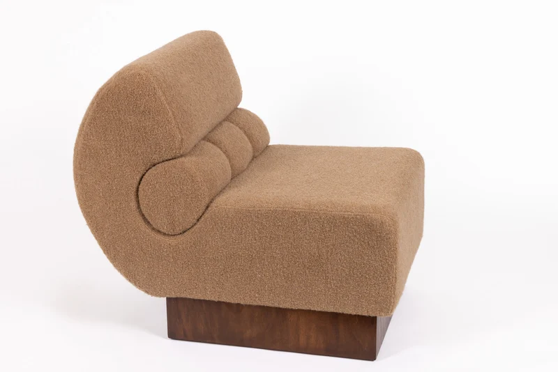 Lounge Chair italiana in noce e bouclé di cachemire Schumacher, 1970