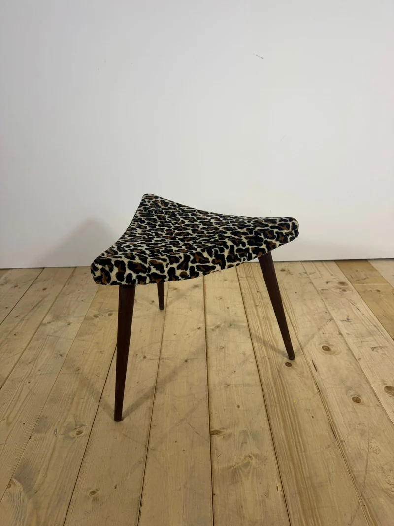 Poggiapiedi Triangolare Vintage – Design Scandinavo Mid-Century, Eleganza e Comfort