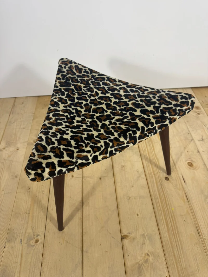 Poggiapiedi Triangolare Vintage – Design Scandinavo Mid-Century, Eleganza e Comfort