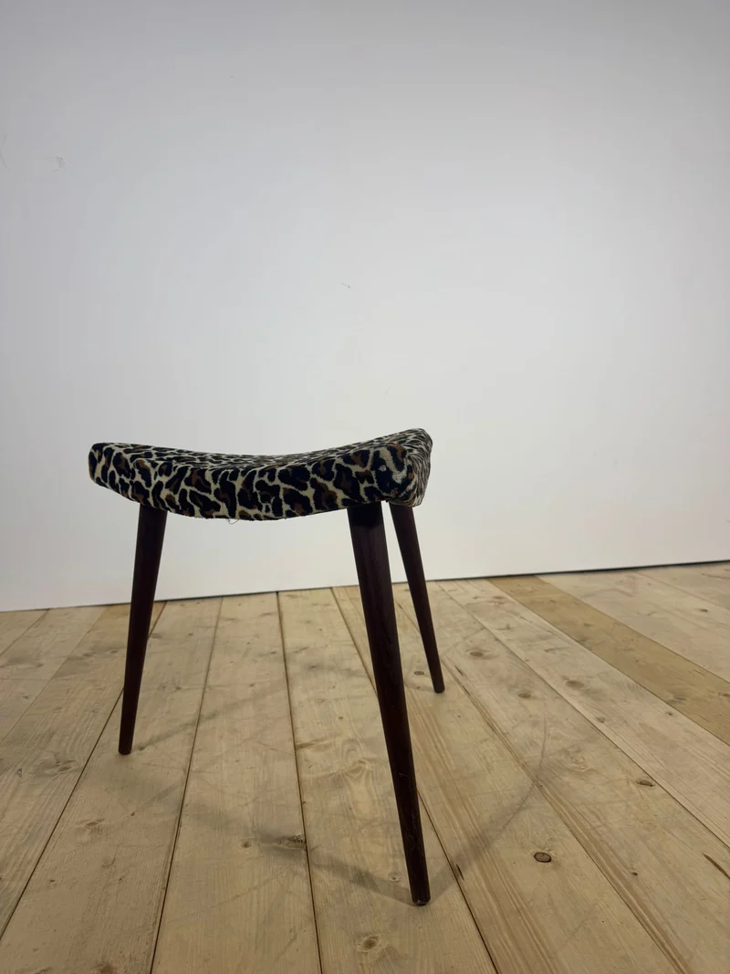 Poggiapiedi Triangolare Vintage – Design Scandinavo Mid-Century, Eleganza e Comfort