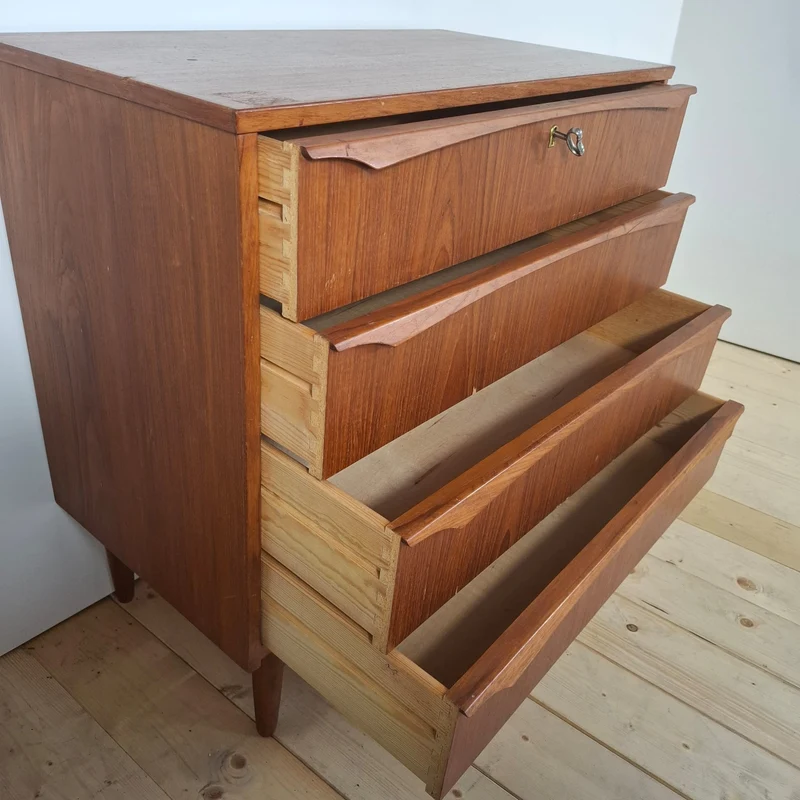 Piccola Cassettiera Mid-Century Modern a Quattro Cassetti – Design Scandinavo in Teak, Anni ’60
