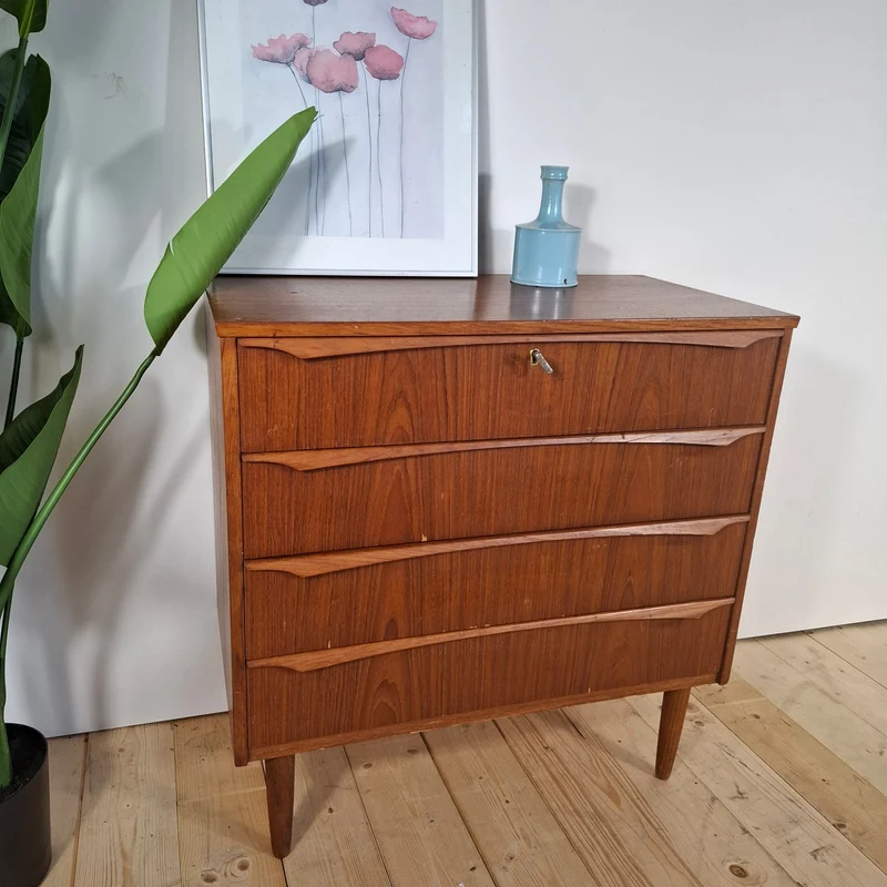 Piccola Cassettiera Mid-Century Modern a Quattro Cassetti – Design Scandinavo in Teak, Anni ’60