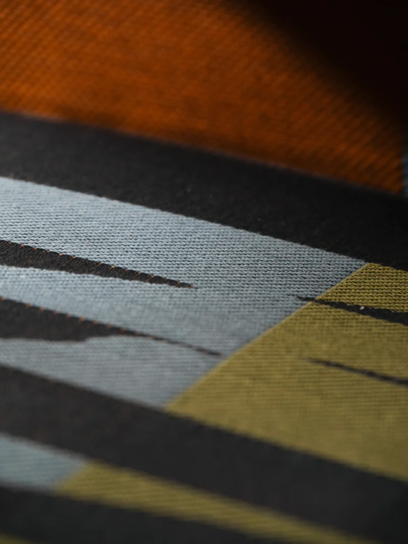 Poltrona PLÅNDRUN - design danese originale, ridisegnato da Truly Design nelle sue parti tessili.