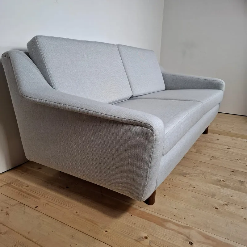 Divano Vintage Due Posti Rivestito in Tessuto Kvadrat – Design Mid-Century Modern