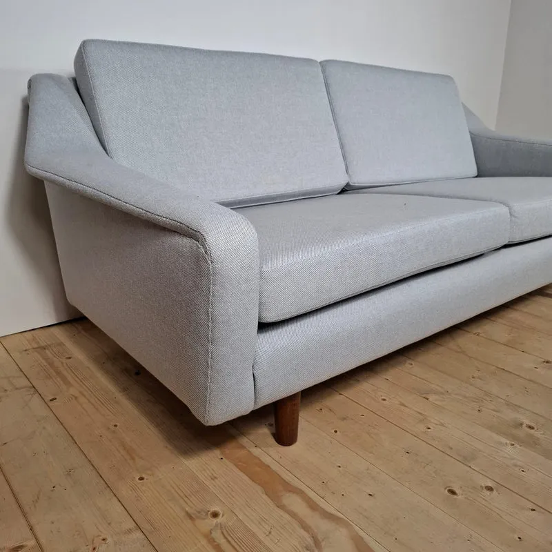 Divano Vintage Due Posti Rivestito in Tessuto Kvadrat – Design Mid-Century Modern