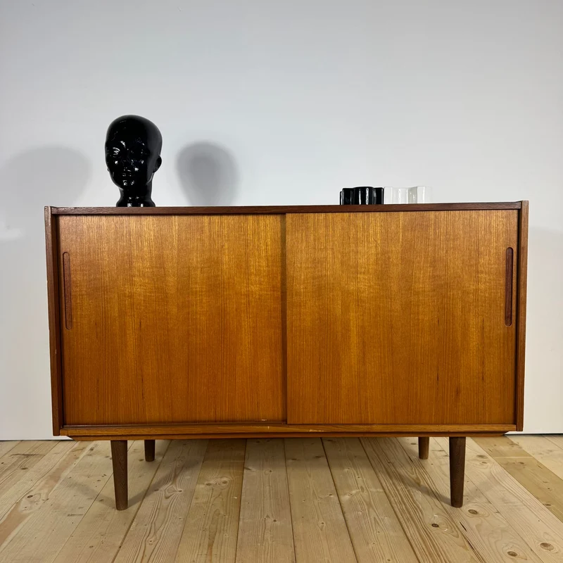 Sideboard danese in teak con ante scorrevoli – Anni ’60