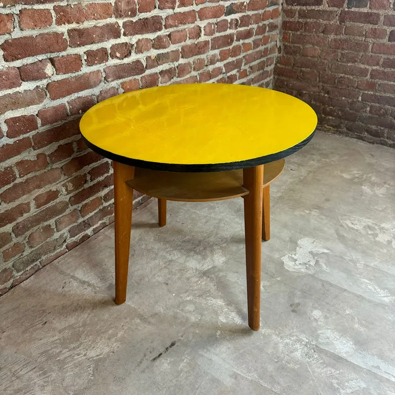Tavolino Vintage Smaltato con Ripiano – Design Cecoslovacco (Anni '60)