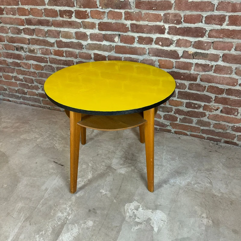 Tavolino Vintage Smaltato con Ripiano – Design Cecoslovacco (Anni '60)
