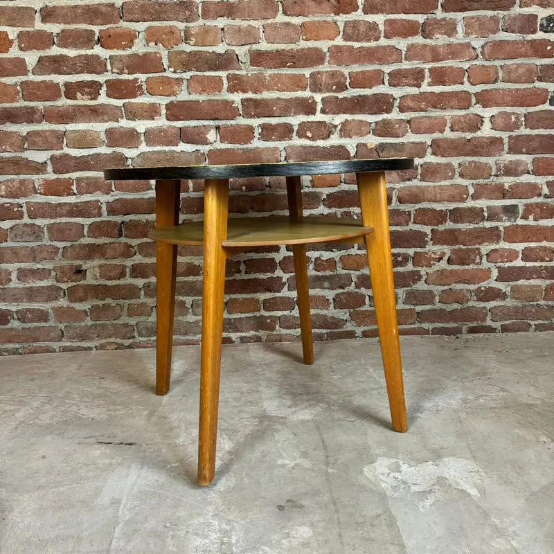 Tavolino Vintage Smaltato con Ripiano – Design Cecoslovacco (Anni '60)