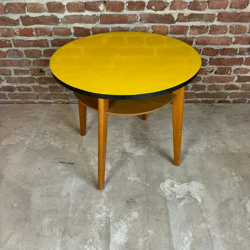 Tavolino Vintage Smaltato con Ripiano – Design Cecoslovacco (Anni '60)