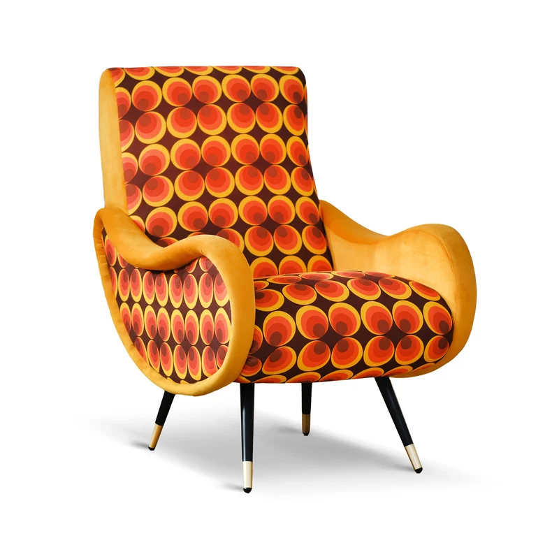 Poltrona Miss motivo vintage arancio, senape e marrone, gambe nere dettaglio ottone