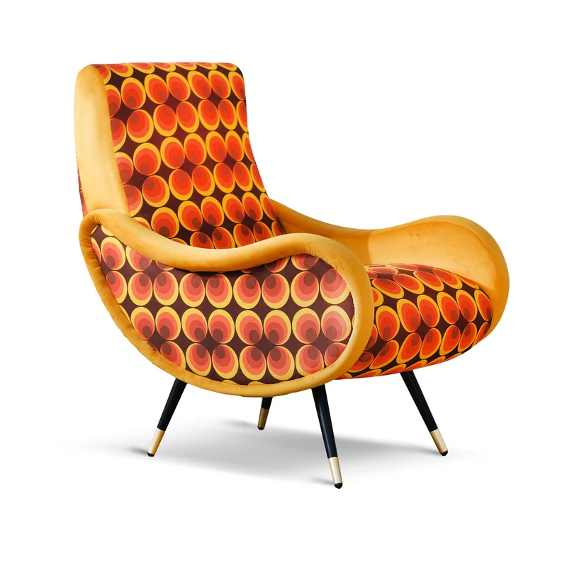 Poltrona Miss motivo vintage arancio, senape e marrone, gambe nere dettaglio ottone