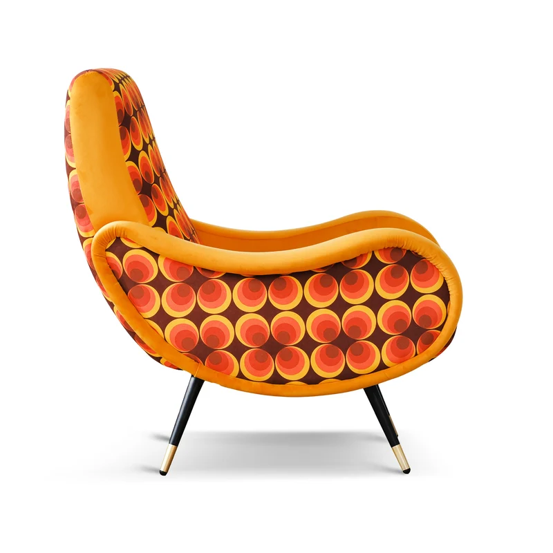 Poltrona Miss motivo vintage arancio, senape e marrone, gambe nere dettaglio ottone