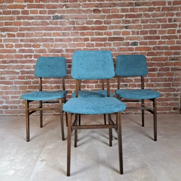 Set di Quattro Sedie Vintage in Tessuto Bouclé – Cecoslovacchia (Anni '60)
