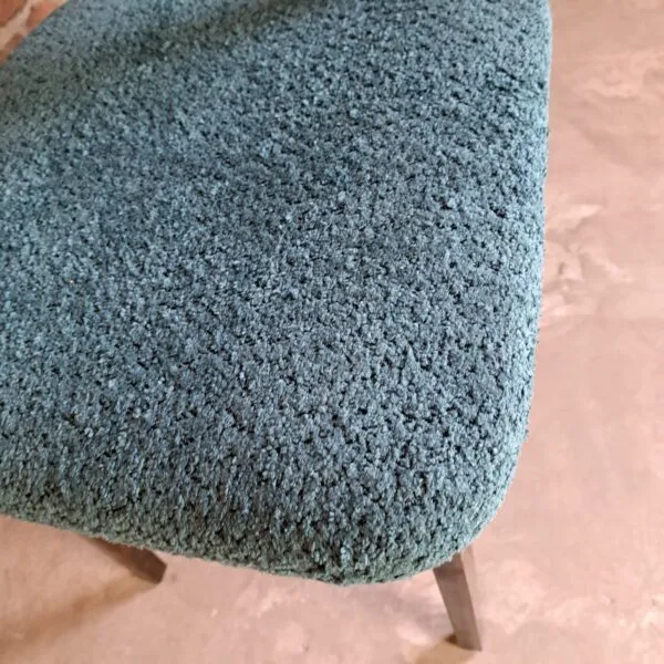 Set di Quattro Sedie Vintage in Tessuto Bouclé – Cecoslovacchia (Anni '60)